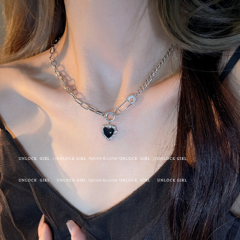 Collier en forme coeur noir