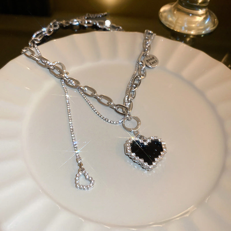 Collier en forme de coeur noir
