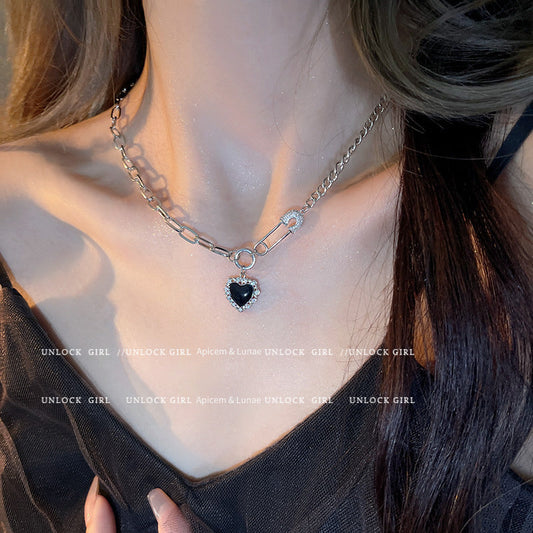 Collier en forme coeur noir