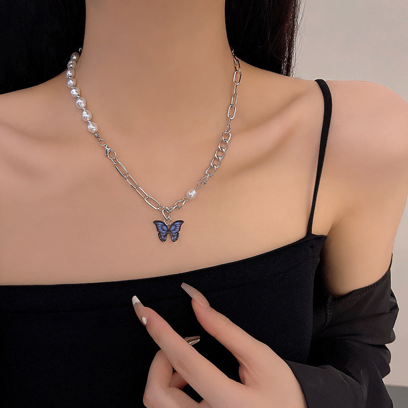 Collier perles et papillon